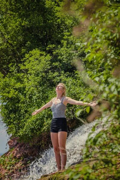 Vrouw doen Yoga positie — Stockfoto