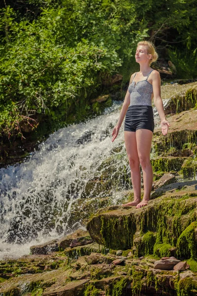 Vrouw doen Yoga positie — Stockfoto