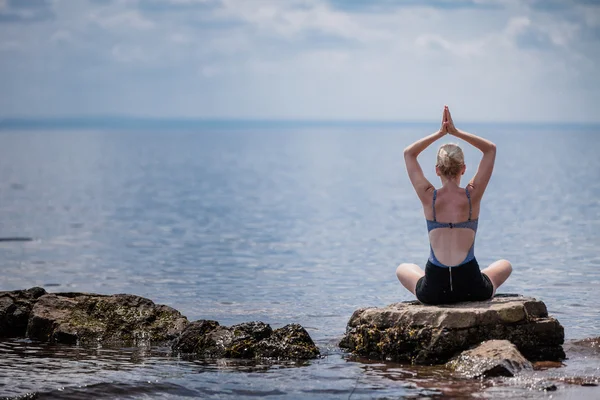 Жінки роблять йоги лотоса — стокове фото