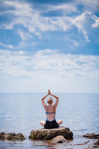 Vrouw doet Yoga lotuspositie — Stockfoto