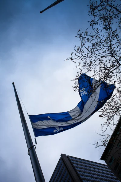 Quebec Flagge auf halbmast. Stockbild