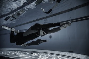 Freediver dinamik sualtı Monofin performansı ile