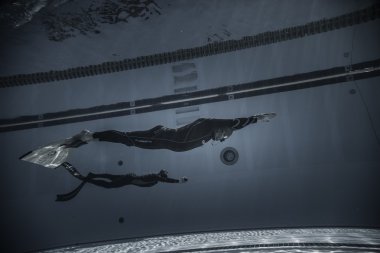 Freediver dinamik sualtı Monofin performansı ile
