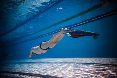 Freediver dinamik sualtı Monofin performansı ile