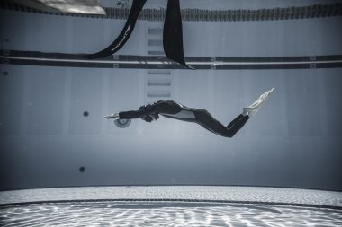 Freediver dinamik sualtı Monofin performansı ile