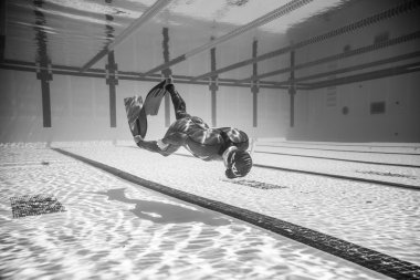 Sualtı yüzgeçleri Freediver performansı ile dinamik