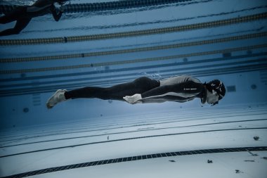 Dinamik hiçbir yüzgeçleri Freediver sualtı performans sırasında