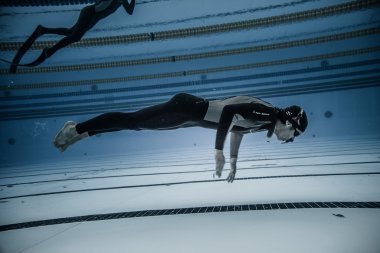 Dinamik hiçbir yüzgeçleri Freediver sualtı performans sırasında