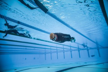 Dinamik hiçbir yüzgeçleri Freediver sualtı performans sırasında