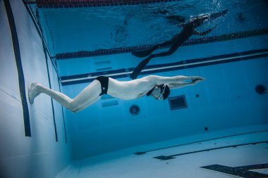 Dinamik hiçbir yüzgeçleri Freediver--dan U performans sırasında bir dönüş yapıyor