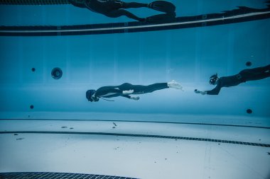 Dinamik hiçbir yüzgeçleri Freediver sualtı performans sırasında
