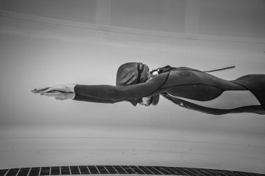 Dinamik hiçbir yüzgeçleri Freediver sualtı performans sırasında