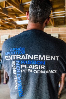 detail of the Apnee Aventure T-Shirt' Back during Brieafing
