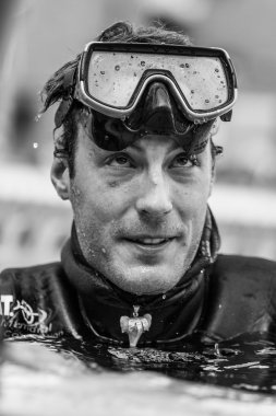 Birkaç dakika sonra bir statik apne performans bitirme Freediver