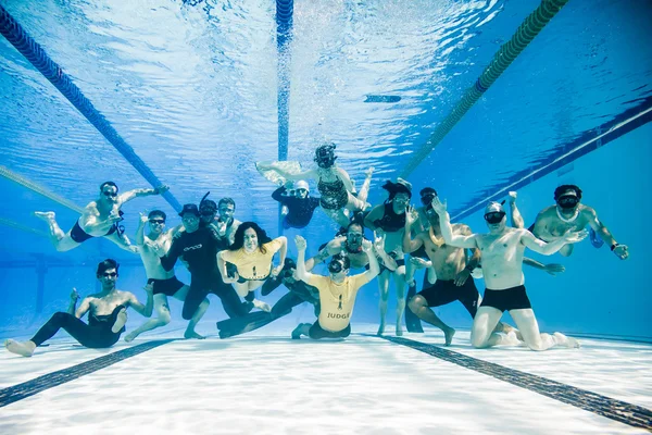 Lustige Unterwasser-Gruppenaufnahmen der Mitarbeiter und Sportler des Jahres 2014 — Stockfoto