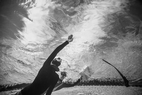 Freediver Surgiendo después de una larga dinámica con rendimiento de aletas — Foto de Stock