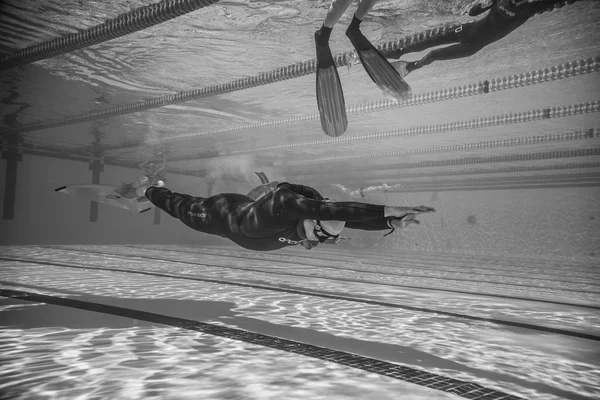 Dynamické volný potápěč s výkonem monoploutve z pod vodou — Stock fotografie