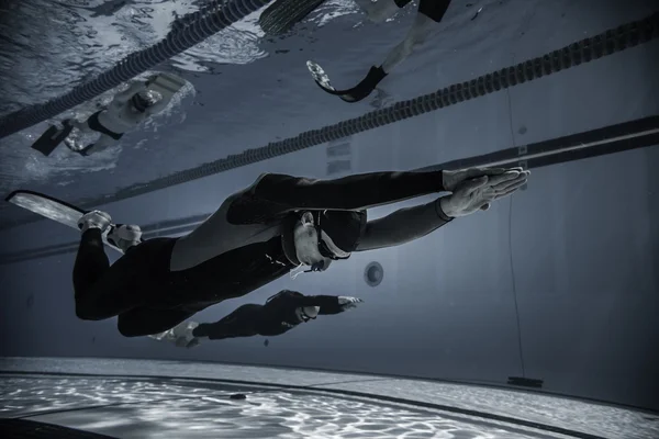 Freediver dynamiek met monovin prestaties van onderwater — Stockfoto