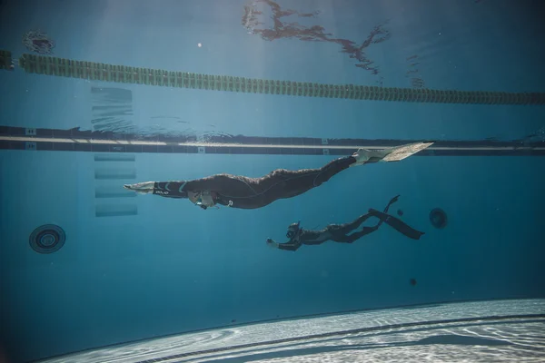 Freediver dynamiek met monovin prestaties van onderwater — Stockfoto