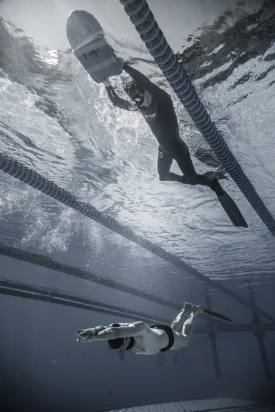 Freediver dynamiczny z Monofin wydajność z wodą — Zdjęcie stockowe