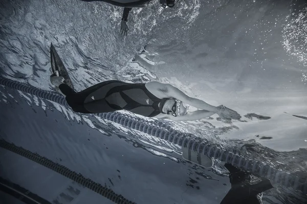 Freediver динамічну з Monofin продуктивності від під водою — стокове фото