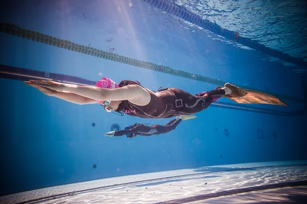 Dinamico apneista con prestazioni Monofin da subacqueo — Foto Stock