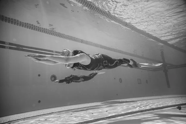 Freediver dinamikus Monofin teljesítmény, a víz alatti — Stock Fotó