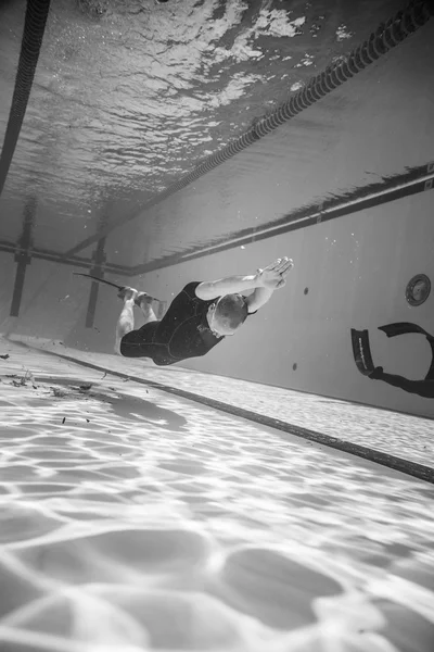 Freediver dinamikus Monofin teljesítmény, a víz alatti — Stock Fotó
