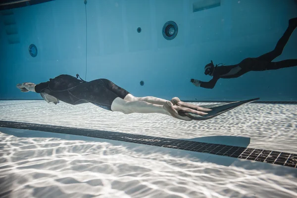 Freediver динамічну з Monofin продуктивності від під водою — стокове фото