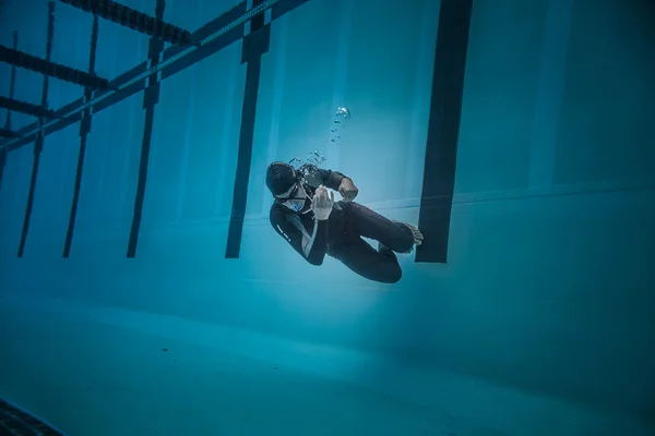 Dynamischer Freitaucher ohne Flossen, der während der Performance von u eine Drehung macht — Stockfoto