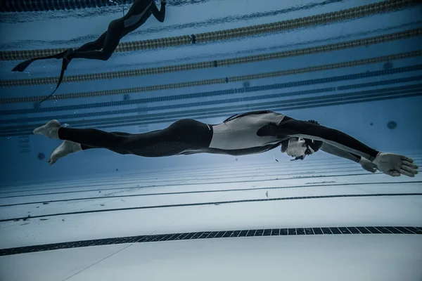 Dinâmico sem aletas Freediver durante o desempenho subaquático — Fotografia de Stock