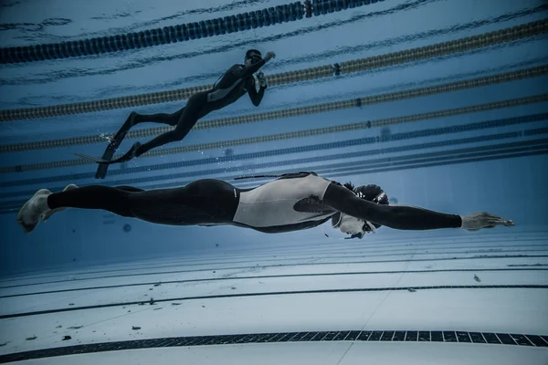 Dynamiczne nie płetw Freediver podczas występu z podwodnych — Zdjęcie stockowe