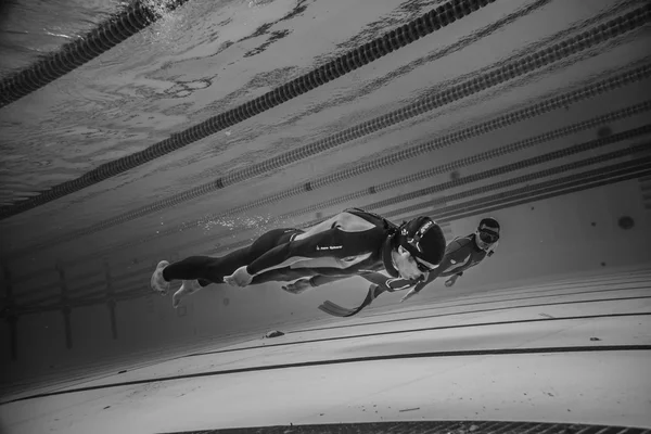 Dynamique sans ailettes Freediver pendant la performance sous-marine — Photo