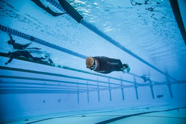 ダイナミックな水中からのパフォーマンス中にないフィン フリーダイバー — ストック写真