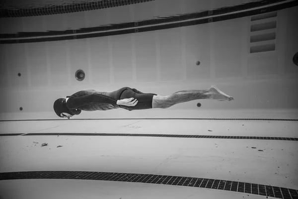 Dinâmico sem aletas Freediver durante o desempenho subaquático — Fotografia de Stock