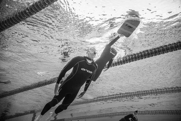 Dinamikus nem uszony Freediver megy ki, a víz alatti — Stock Fotó