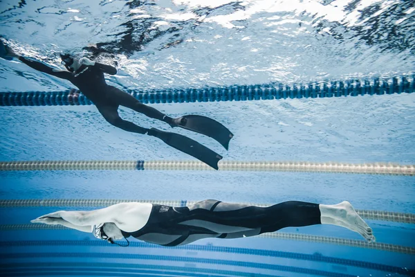 ダイナミックな水中からのパフォーマンス中にないフィン フリーダイバー — ストック写真