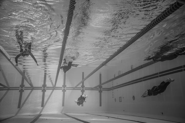 Dynamische geen vinnen Freediver tijdens de uitvoering van onderwater — Stockfoto