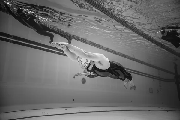 Dinâmico sem aletas Freediver durante o desempenho subaquático — Fotografia de Stock