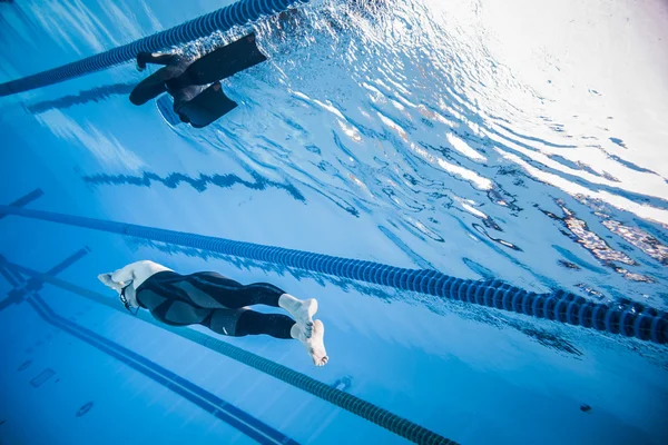 Dinâmico sem aletas Freediver durante o desempenho subaquático — Fotografia de Stock