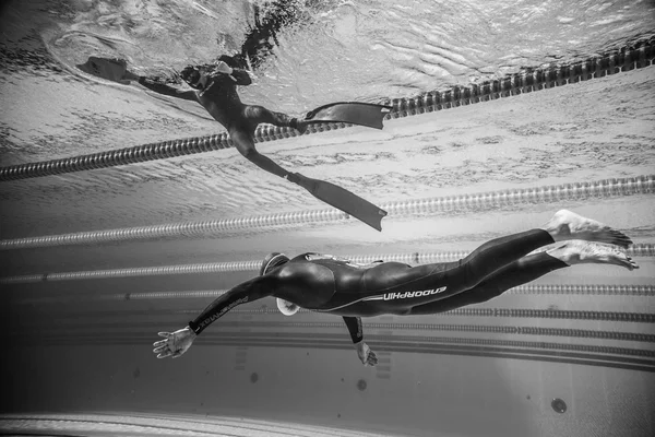 Dinamikus nem uszony Freediver során a víz alatti teljesítmény — Stock Fotó