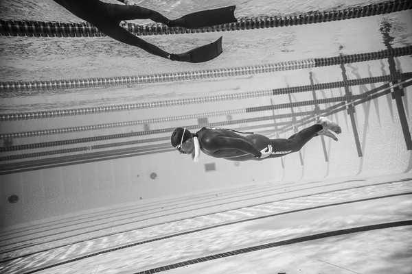 Dinâmico sem aletas Freediver durante o desempenho subaquático — Fotografia de Stock