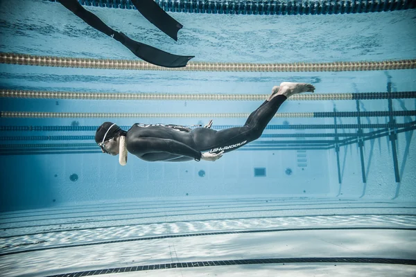 Dinâmico sem aletas Freediver durante o desempenho subaquático — Fotografia de Stock