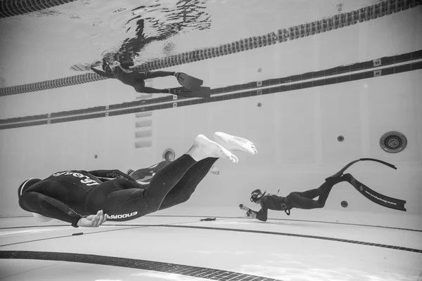 Dynamique sans ailettes Freediver pendant la performance sous-marine — Photo