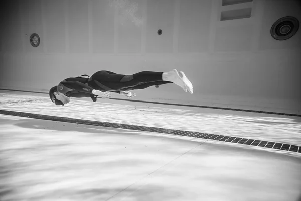 Dinâmico sem aletas Freediver durante o desempenho subaquático — Fotografia de Stock