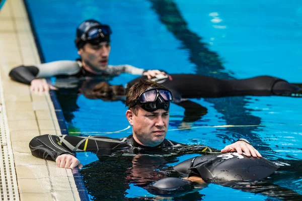 Freediver faisant la performance statique avec l'entraîneur un entraîneur faisant le — Photo