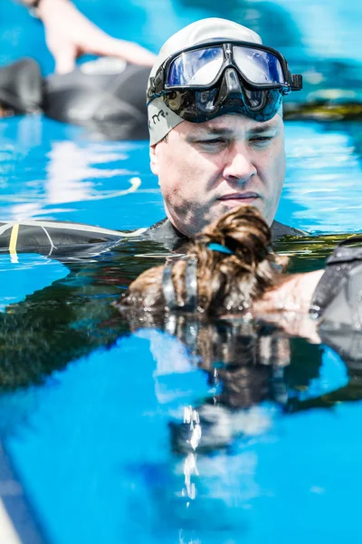 Freediver робити статичні продуктивності з тренер, тренер роблять на — стокове фото