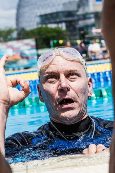 Idrottsman efterbehandling Exit protokollet med okej Hand tecken — Stockfoto