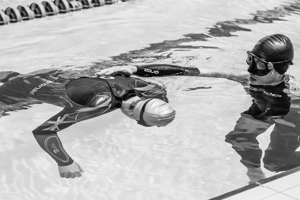 Freediver doing Static Performance with Coach a Coach Doing the — Stock Photo, Image