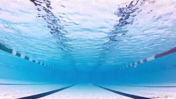 Vista subaquática da piscina vazia — Vídeo de Stock